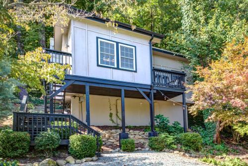 The Zen Den Peaceful Cottage with Mountain Views