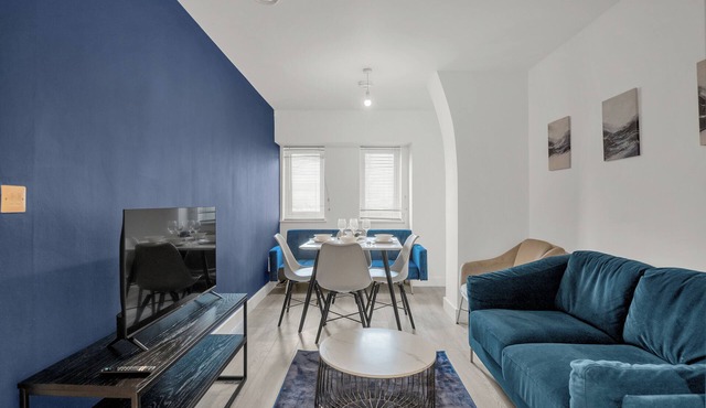 The Zenith Suite Sleeps 3 People. Discount for Weekly long-term stays! AirbnbUni