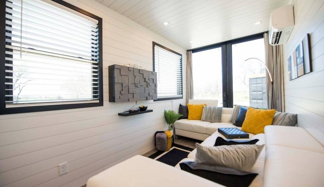The Zephyr Tiny Container Home 12 min to Downtown Waco