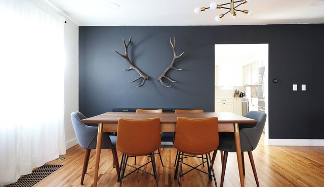 The1928 WEST Spacious 5 BR, Putting Green, Pool Table & Arcade Games