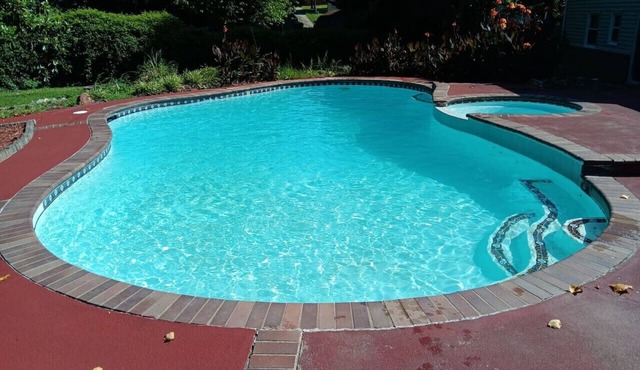 Theater, heated pool/hot tub near HPU/Market