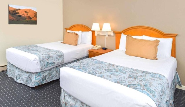 Theaterfest Lodging! 2 Comfortable Units, Pool, Parking, Continental Breakfast!