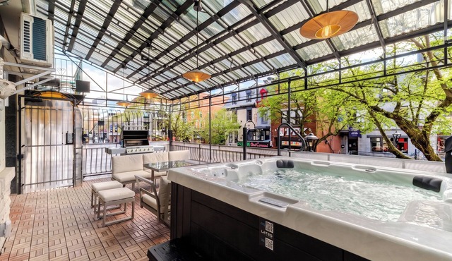 Theatre Hotel by Lodgo