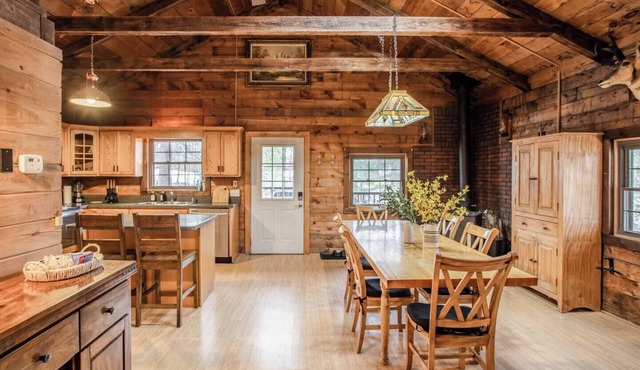 @TheBridgeChalet Log Cabin .5 miles to Hunter 3BR