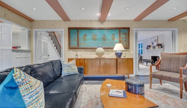 TheGrey -Spacious,Eclectic,Home in a Serene Setting