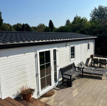 TheLittleHouse-By-The-Lake