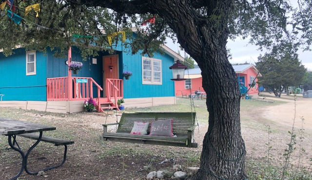 Thelma Cottage: Charming & Cozy 2 bedroom 2.6 miles from The Frio River