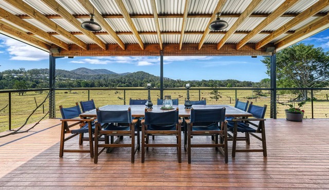 'THEME PARK CENTRAL WITH A TOUCH OF COUNTRY