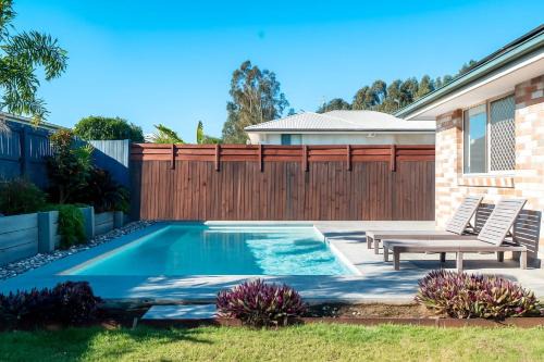 Theme Park Retreat - Sunlit Stillness by the Pool