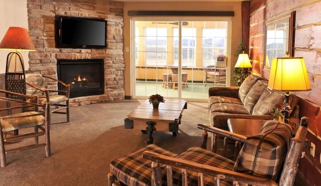 Theme Suite Mini Premier, Fireplace, Stoney Creek Onalaska | 2 Units