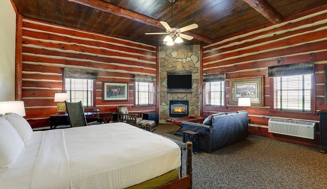 Theme Suite w/Whirlpool, Living Area & Fireplace! Stoney Creek, Pool