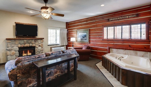 Theme Suite w/Whirlpool Cottage, Stoney Creek Des Moines, Free Breakfast