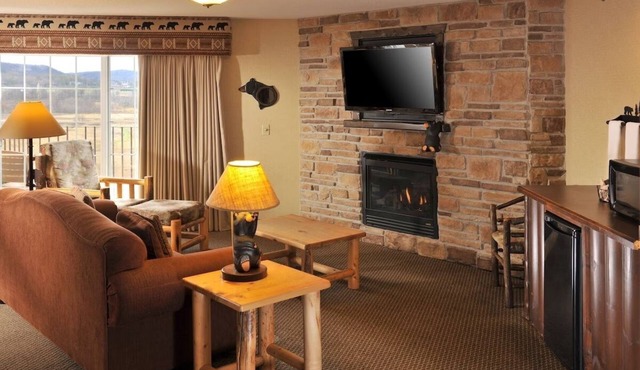 Theme Suite w/Whirlpool, Living Room, Dry Bar, Stoney Creek Onalaska