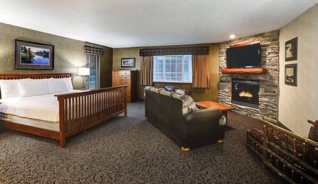 Theme Suite Whirlpool, Stoney Creek, Living Room and Hot Tub | 2 Units