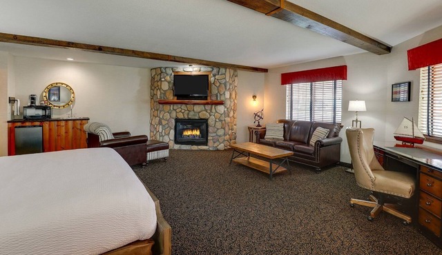 Theme Suite with Fireplace & Dry Bar! Stoney Creek Peoria, Pool