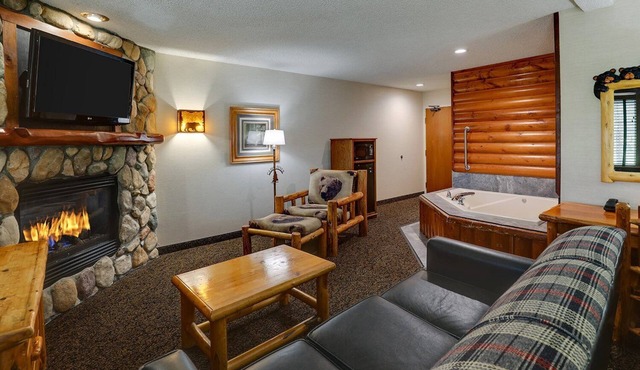 Theme Suite with Whirlpool in Stoney Creek Peoria! Free Breakfast