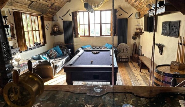 Themed 3 bedroom cottage, with bar & pool table