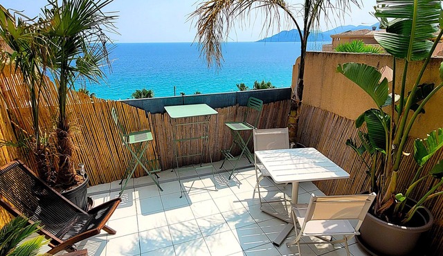 "Theo'z Roof Top & Sea View"