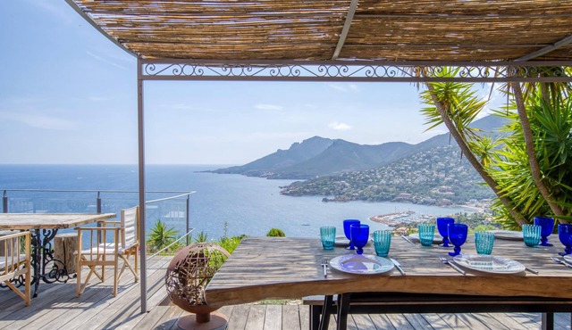 Théoule: 3-bedroom villa with magnificent sea view, peaceful swimming pool