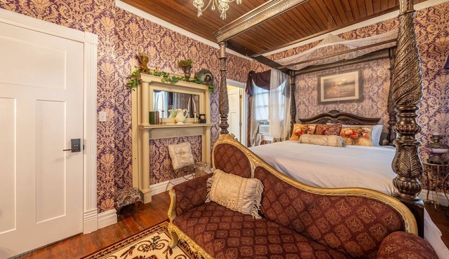 TheOutPostInn Bed&Breakfast - The Purple Victorian