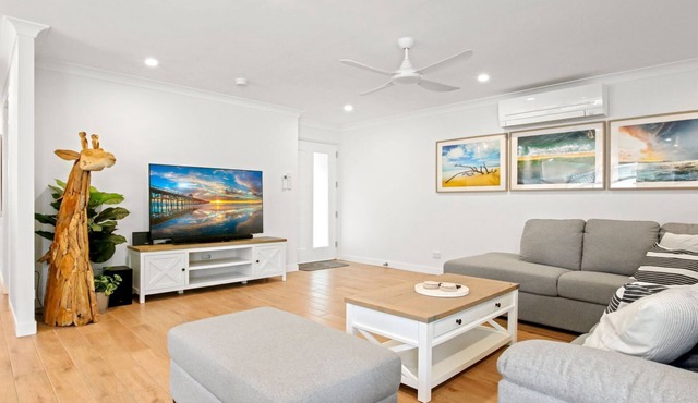 Theresa St 16, Golden Beach