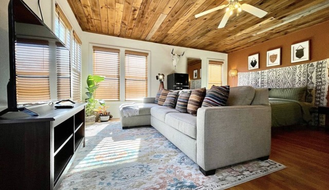 TheStudio@MonticelloPark-CowboyPool+Hottub+KingBed