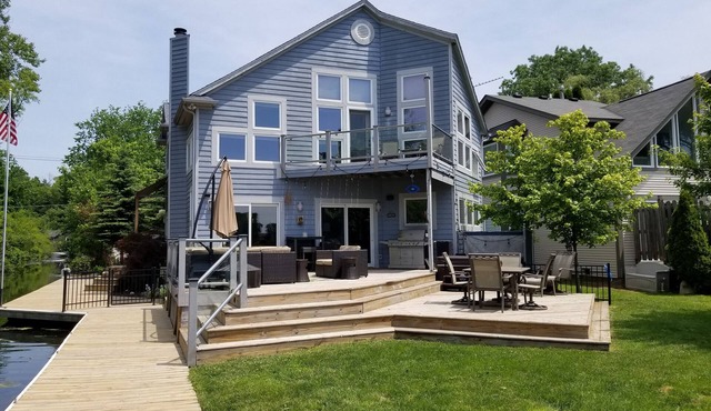 This is the One! Spacious-Private-Exclusive-Fireplace-Hot Tub-Pets OK-Kayaks inc