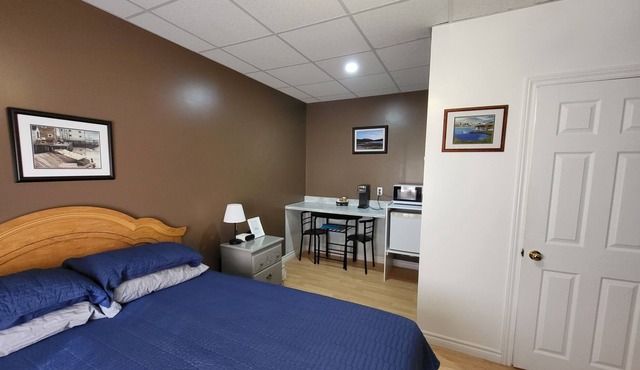 Thickwood Inn - Room #7 (2 People)