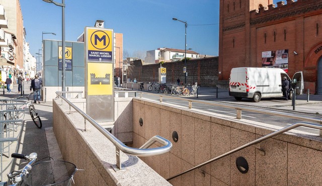 Thierry's 1 bedroom flat with clim, wifi and parking at St Michel Station