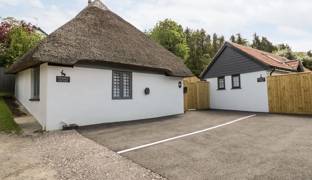 THIMBLE COTTAGE, pet friendly, with a garden in Blandford Forum