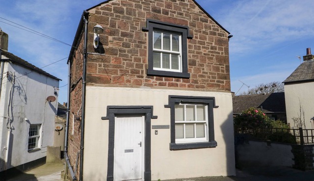 THIMBLE COTTAGE, pet friendly, character holiday cottage in St Bees