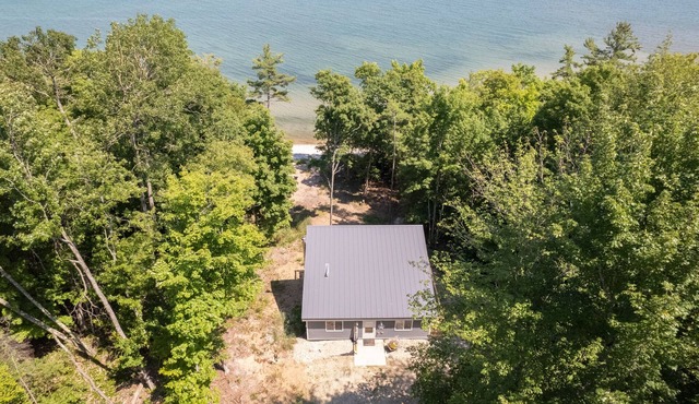 Thimbleberry Cottage: Your Summer Escape with Private Beach Access!
