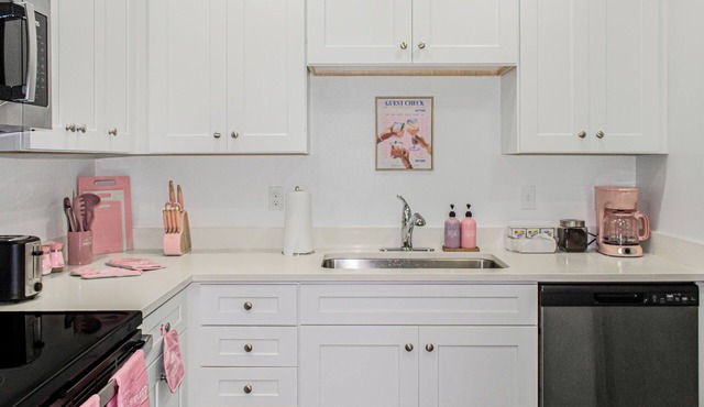 Think Pink in Kissimmee - Gorgeous 2BD with free WIFI, free parking and more!!