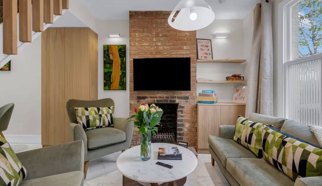 Think Positive House at Canterbury - Pass the Keys