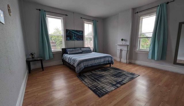 Third Floor King Bed w/Off-Street Parking Near SSM/Children's Hospital