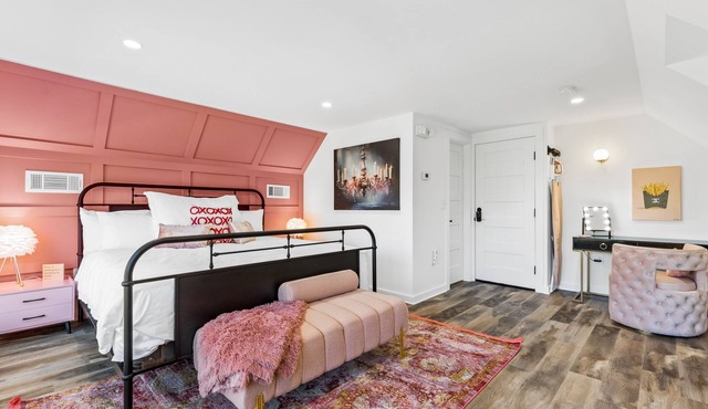 Third-floor mountain view suite with deck, game room, & firepits