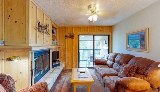 Third-floor mountain-view condo within walking distance of slopes