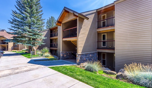 Third-floor retreat with treetop views, AC, pools, hot tubs, & sports courts