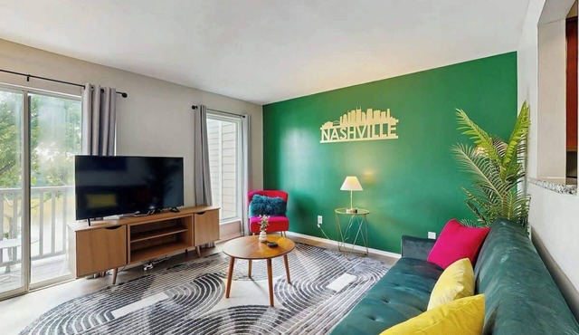 Third-Floor Riverfront Condo w/Balcony, Pool, & Fast WiFi – Near Broadway!