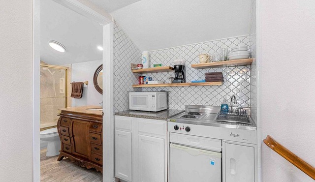 This 2 bedroom suite is perfect for professionals or relocating travelers.