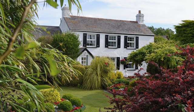 This 250-year-old farmhouse is ideal for a family seaside holiday.
