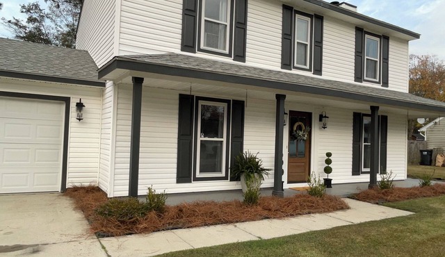 This 3 bedrm, 2.5 bathrm and fenced in backyard centrally located to everything