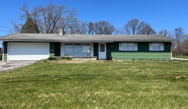 This 3 bedroom 2 bathroom home is 2.1 miles away from IU’s Memorial Stadium
