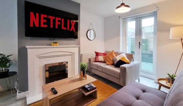 This 3-bedroom house has 4 beds plus an extra sofa bed, commonly hosting groups up of 6