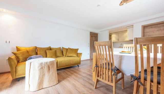 This 90 square meter vacation apartment on a country estate on the Dreisesselberg in the Bavarian Forest is a gem for your little wellness vacation for two. Magnificent views, vast nature & absolute tranquillity are the order of the day. Wrapped up in Breitenberg