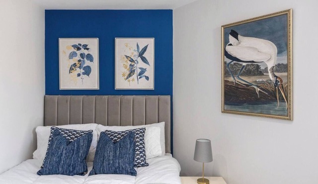 This apartment is a 1 bedroom(s), 1 bathrooms, located in Greater London, England.