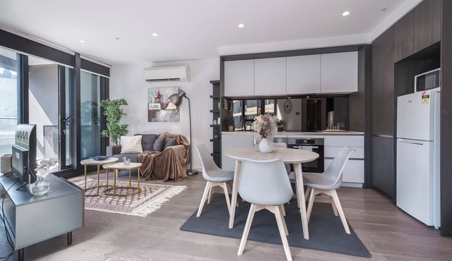 This apartment is a 1 bedroom(s), 1 bathrooms, located in Docklands, VIC.