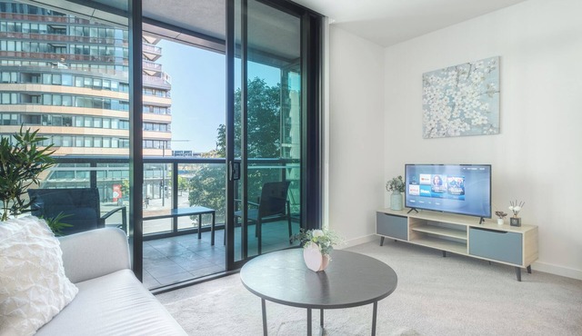 This apartment is a 1 bedroom(s), 1 bathrooms, located in Docklands, VIC.