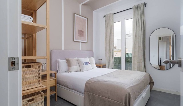 This apartment is a 2 bedroom(s), 1 bathrooms, located in Barcelona, Catalunya.