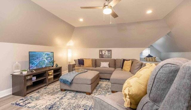 This apartment is a 0 bedroom(s), 1 bathrooms, located in Morgantown, WV.